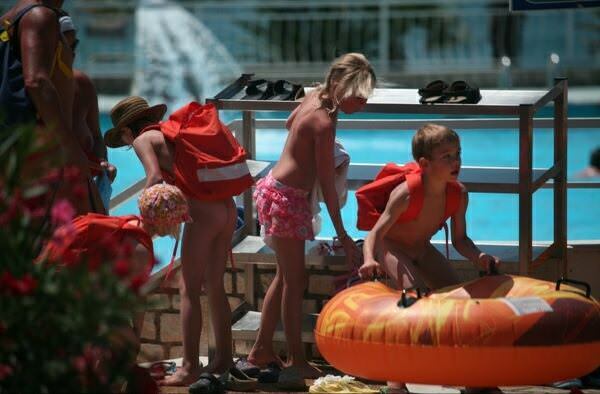 Nudisten im pool foto ( FKK set 26) [FKK-Community]
