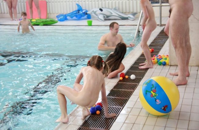 Nudisten im pool foto ( FKK set 31) [FKK-Community]