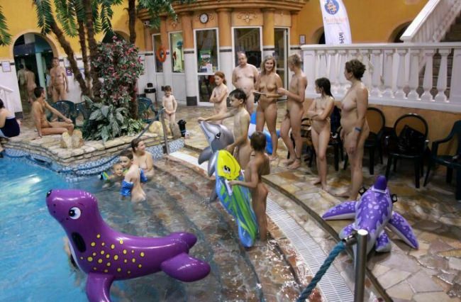 Nudisten im pool foto ( FKK set 8) [FKK-Community]