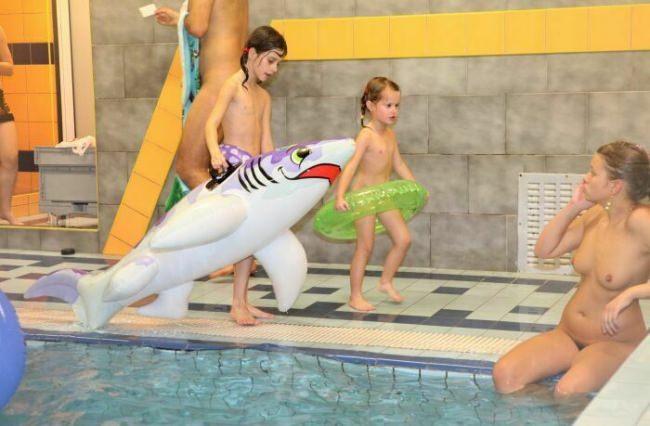 Nudisten im pool foto ( FKK set 6) [FKK-Community]